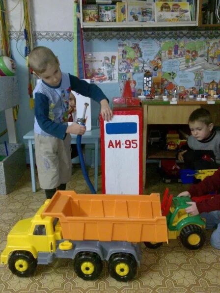 Машина доу. Дидактическое пособие по пдд для детей раннего возраста. Игра автомобиль в детском саду. Карточки машины для детей. Макет азс для детского сада.