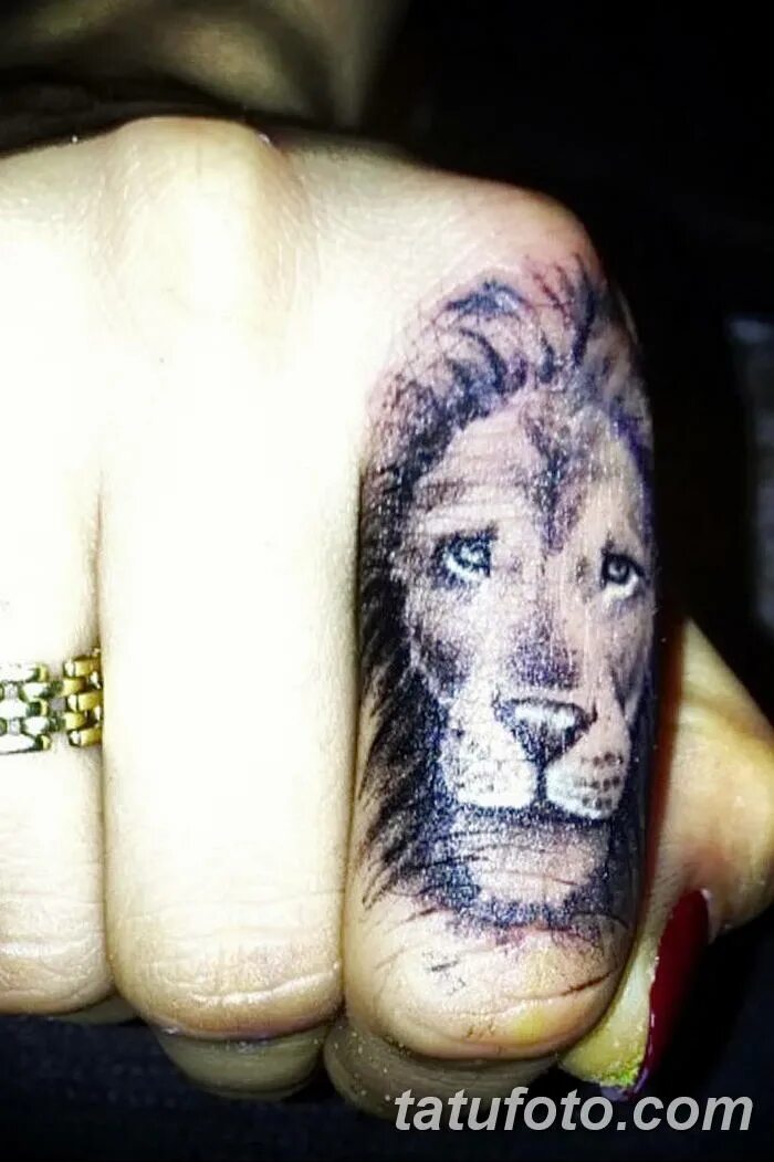 Парные тату на пальцах. Тату на пальцах мужские. Парная тату львы. Тату на пальце лев. Маленькое тату льва на пальце.