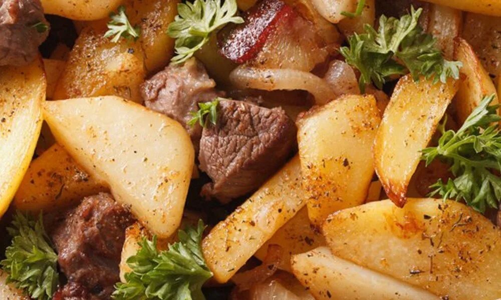 Картошка с мясом. Ужин мясо и картофель. Ужин из мяса и картошки. Картофельный ужин картошка с мясом.