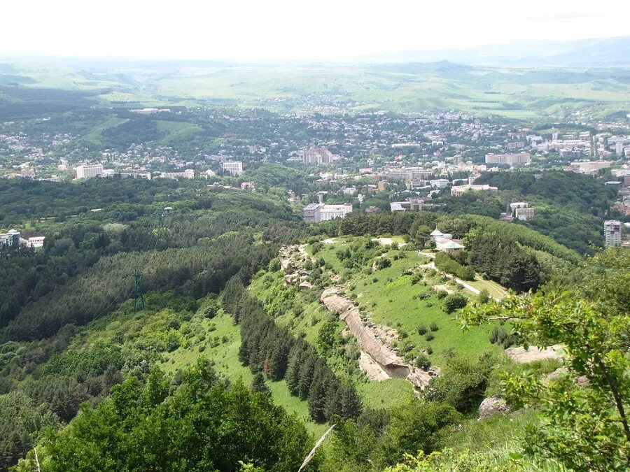 Кисловодск погулять. Курортный парк Кисловодск сверху. Кисловодск город горы. Курортный город Кисловодск горы. Кисловодск парк горы.