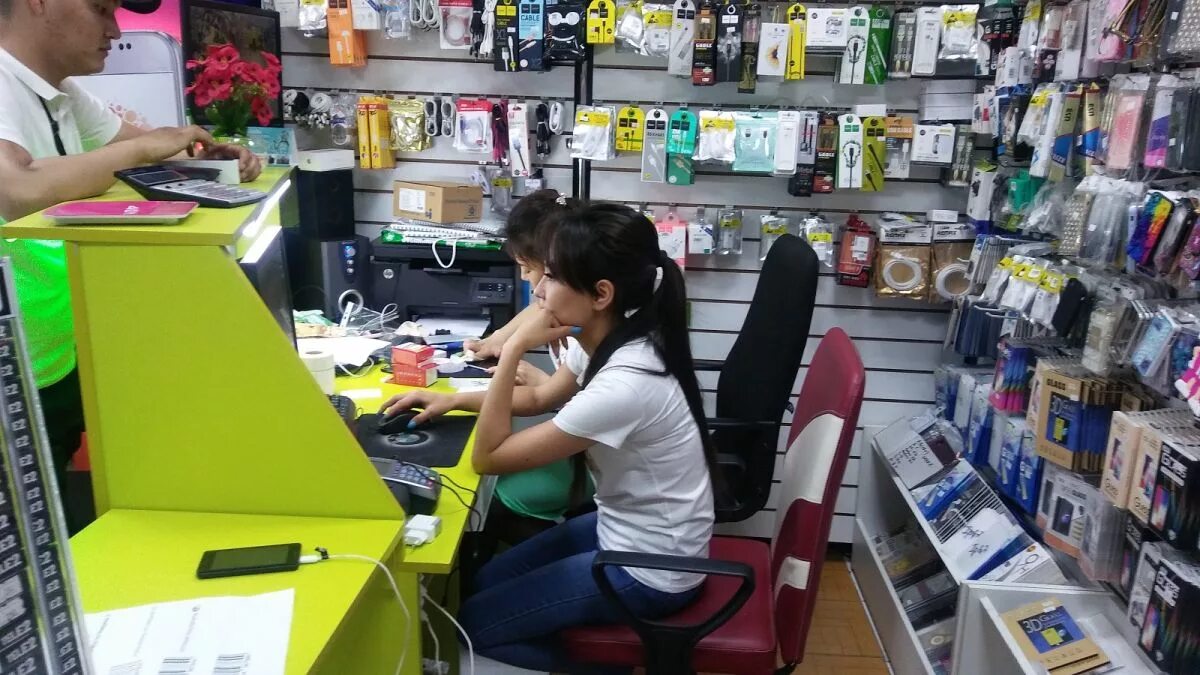 продавец смартфонов. продавец в салон сотовой связи теле2. девушка продавец консультант. продавец телефонных аксессуаров. продавец в магазине аксессуаров.