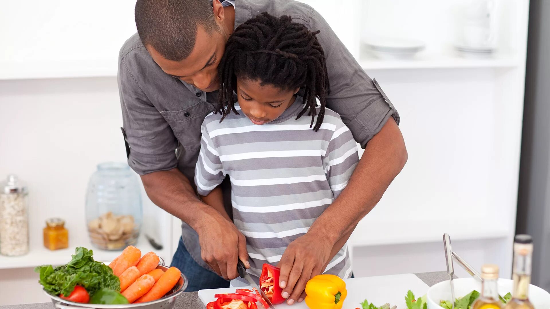 Dad a cook. Ребенок режет овощи. Здоровая мать здоровый ребенок. Обед с сыновьями. Картинка папа любит готовить.