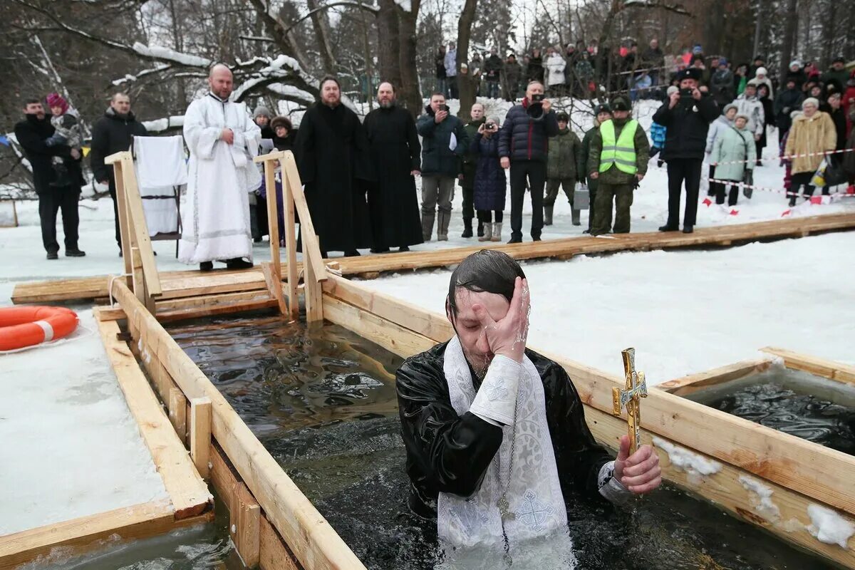 Крещение батюшка. Купание в проруби священник. Священник купается в проруби. Священник купается в проруби. Священник купается в проруби.