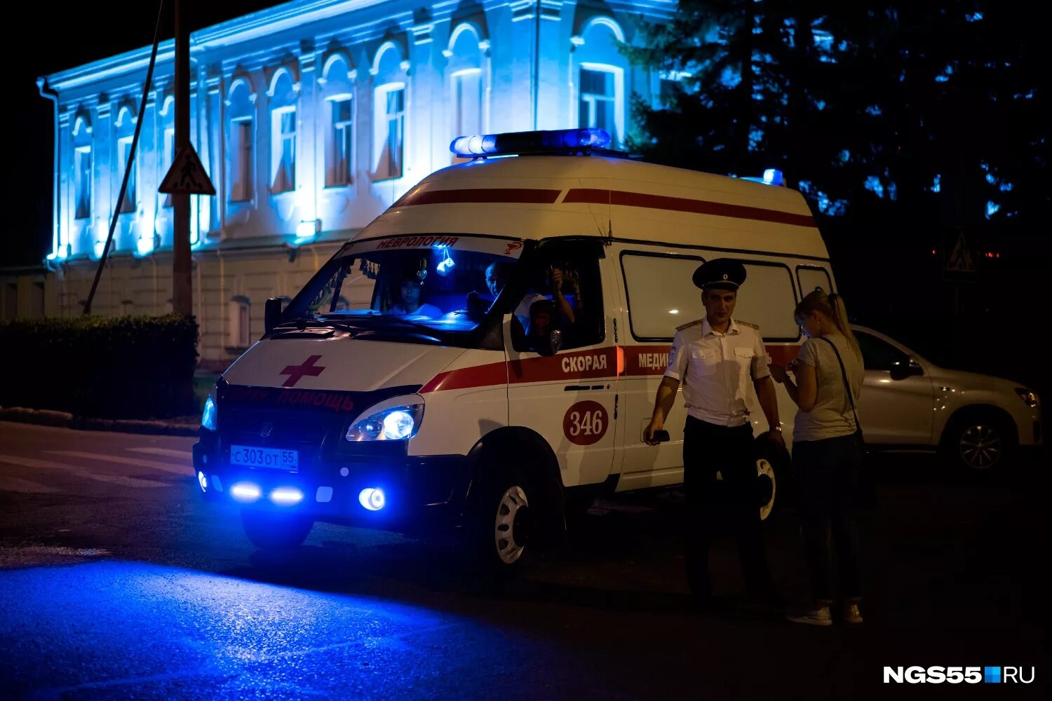 Врач скорой медицинской помощи ночью. Ночью скорая девушка. Фотография из скорой помощи. Человек в машине скорой помощи. Скорая ночью.