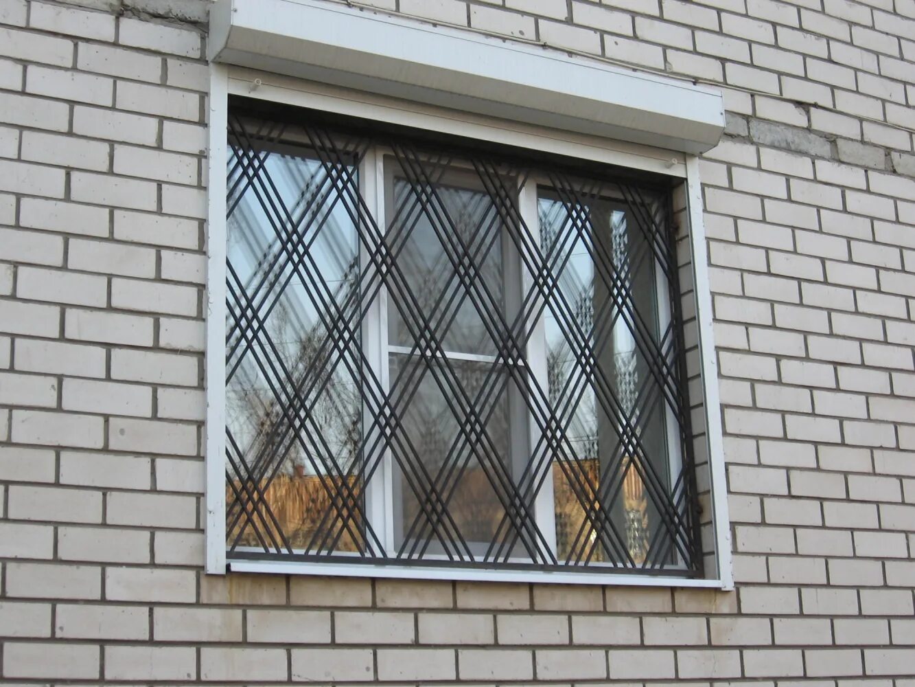 Решетки на окнах цена москва. Решетки на окна. Решетка на окно металлическая. Решетка на окна из металла. Решётки для окон железные.