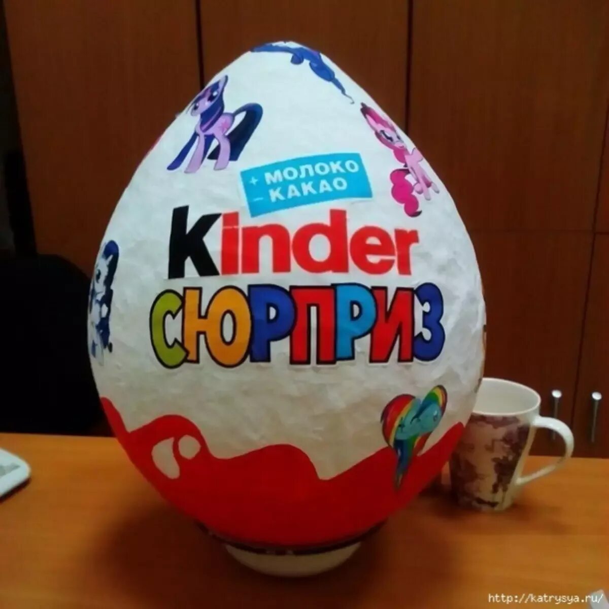 Киндер сюрприз большой своими руками. Огромный киндер сюрприз своими руками. Большой киндер сюрприз своими руками. Киндерсюрприз своим руками. Киндер сюрприз большой из бумаги.