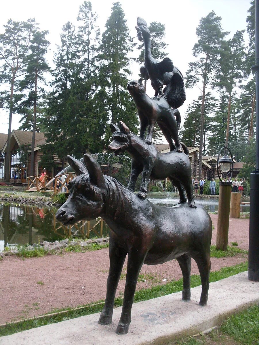 Бременские музыканты памятник. Памятник бременским музыкантам в Бремене. Памятник бременским музыкантам в Санкт-Петербурге. Бременские музыканты памятник в СПБ. Бременские музыканты монумент СПБ.