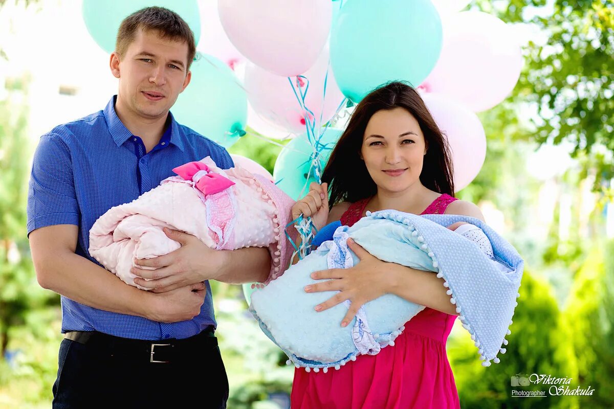 С каким весом выписывают детей. Выписка из роддома. Выписка из роддома фотосессия. Выписка новорожденного из роддома. Выписка из роддома фотосессия летом.