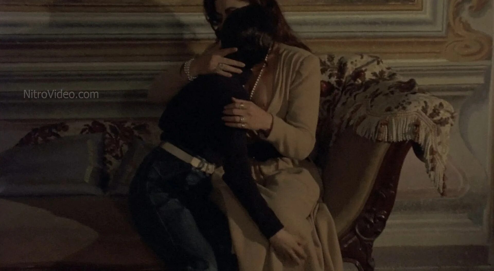 Малыш под юбкой. Заглянул под платье маме. Ребенок между маминых ног. Сын залез под. Подсмотрел маме под платье.