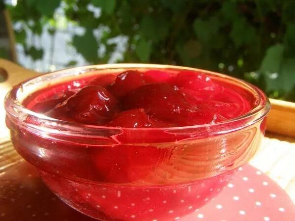 Вишня пятиминутка рецепты. Желе из вишни с косточками. вишня в желе на зиму без косточек. варенье из вишни 5 минутка. варенье из вишни 5 минутка с косточками.