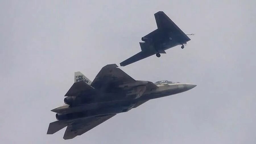 Бла охотник. Дрон с-70 охотник. Тяжелый ударный беспилотник с-70 "охотник". Су-70 охотник. Дрон с-70 охотник.