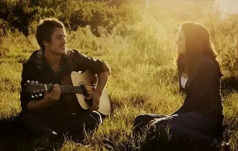 Парень поет. Певец с микрофоном. Мужчина поет песню вино. Zaur meirinkito грязь. Мужчина поет песню вино.