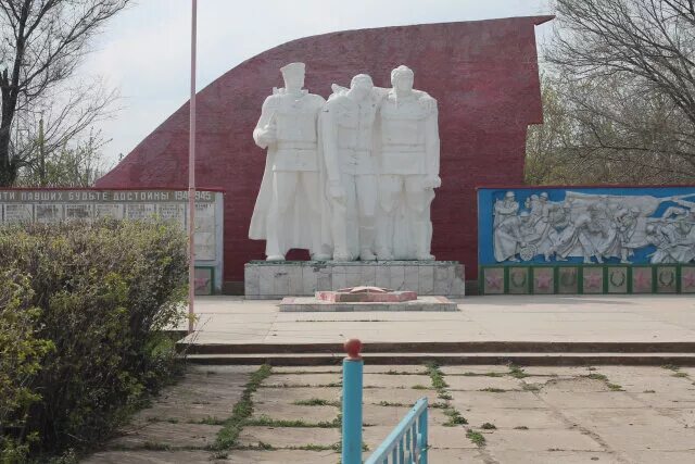 Погода поселок первомайский. П.Уральский Первомайский район Оренбургская область. Оренбургская область Первомайский район поселок революционный. Оренбургская область Первомайский район поселок Первомайский. Памятники п.Уральский Первомайского района Оренбургской области.