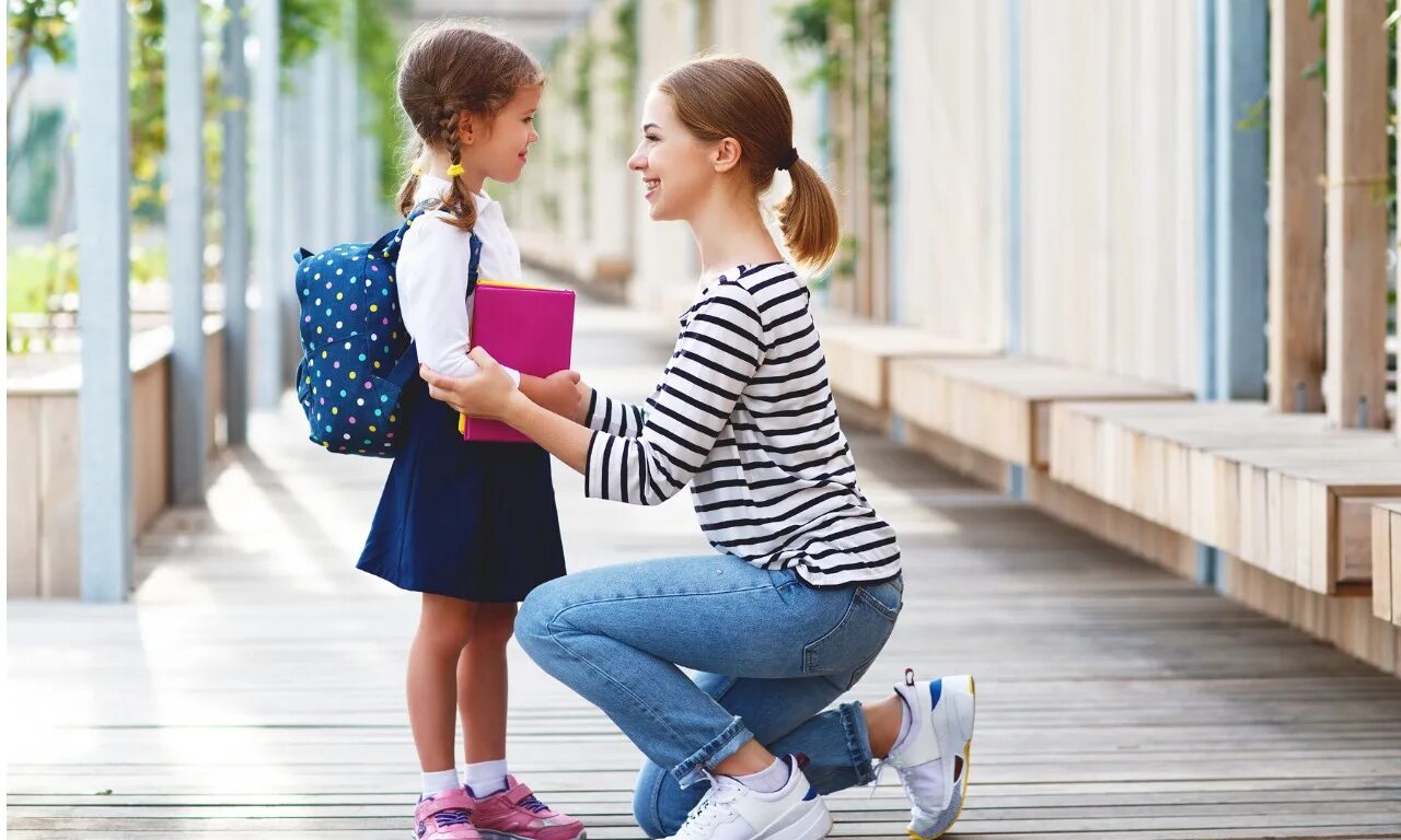 Школьники старшеклассники. Подростки в школе. После уроков. После уроков. Форма занятий на кружке.