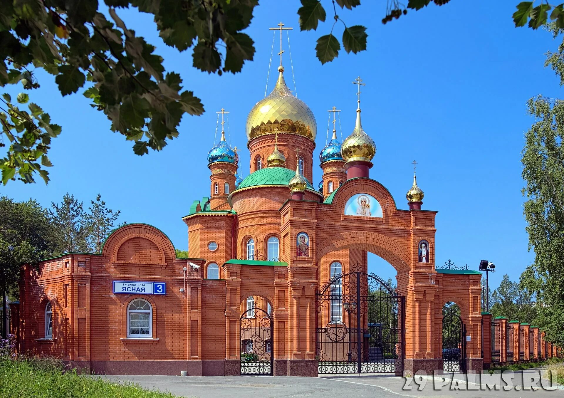 Храм на ясной 3. Ясная 3 церковь. Приход серафима саровского екатеринбург. Храм ясная 3 екатеринбург фасады. Храм прп серафима екатеринбург.