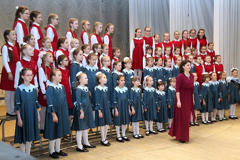 дети поют в хоре. детское хоровое пение. дети поют в школе. костюм для школьного хора. хоровое пение в школе.