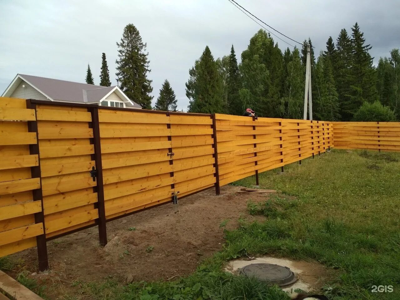 Коричневый забор из профнастила. Забор высотой 2. Евроштакетник. Заборные секции ос-т15-01(в140). Забор на урале.