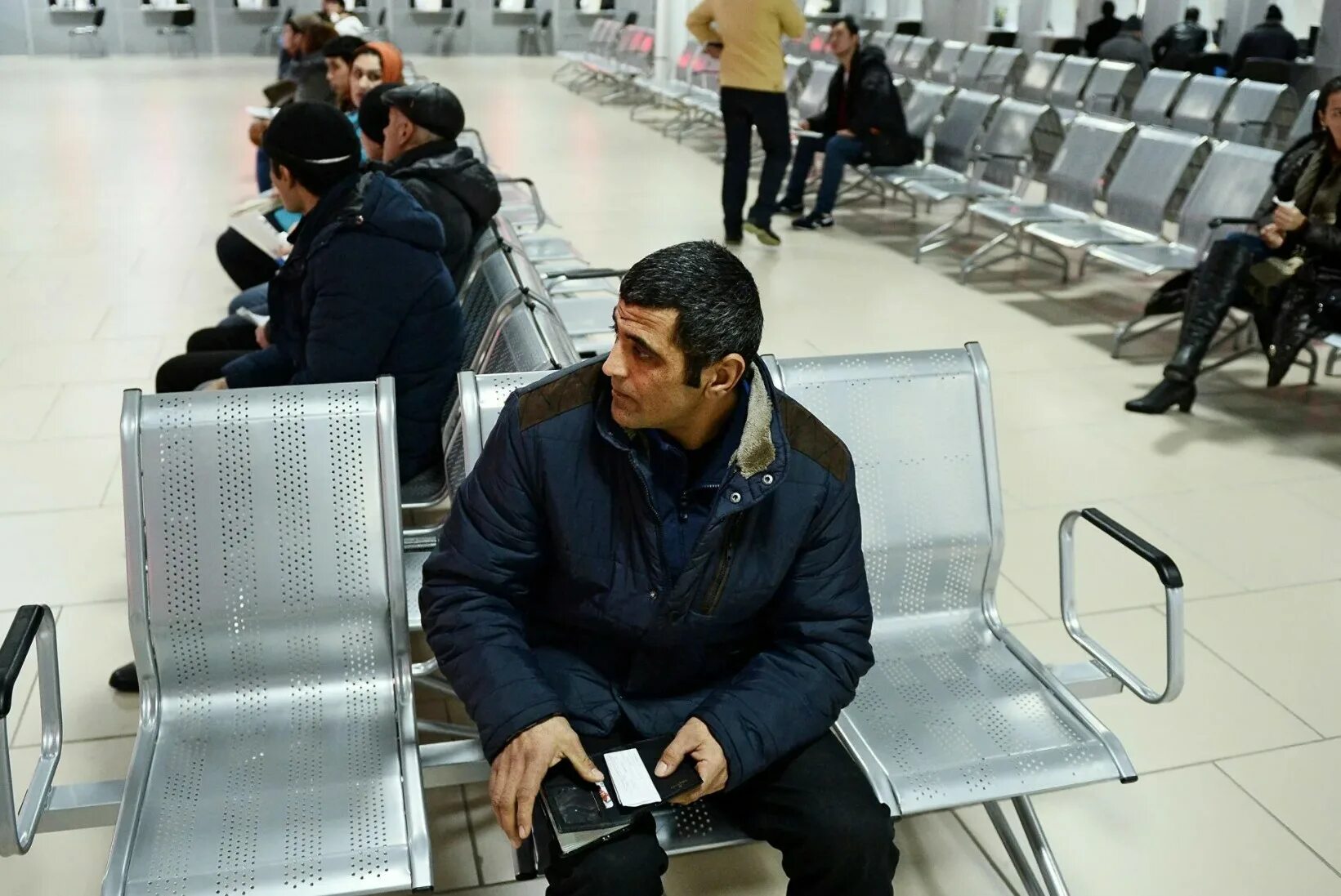 Фмс мигранты. Узбекские гастарбайтеры. Рейд на мигрантов 2022 в москве. Таджики мигранты. Миграция россиян.