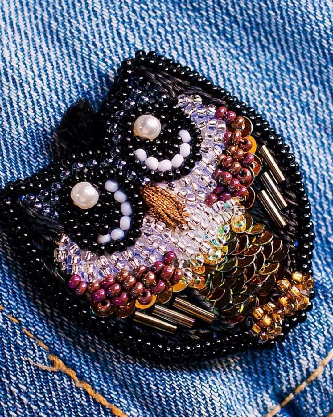 Брошь вышитая гладью. Брошь микровышивка. Брошки с вышивкой. Вышитые броши. Брошки с вышивкой.