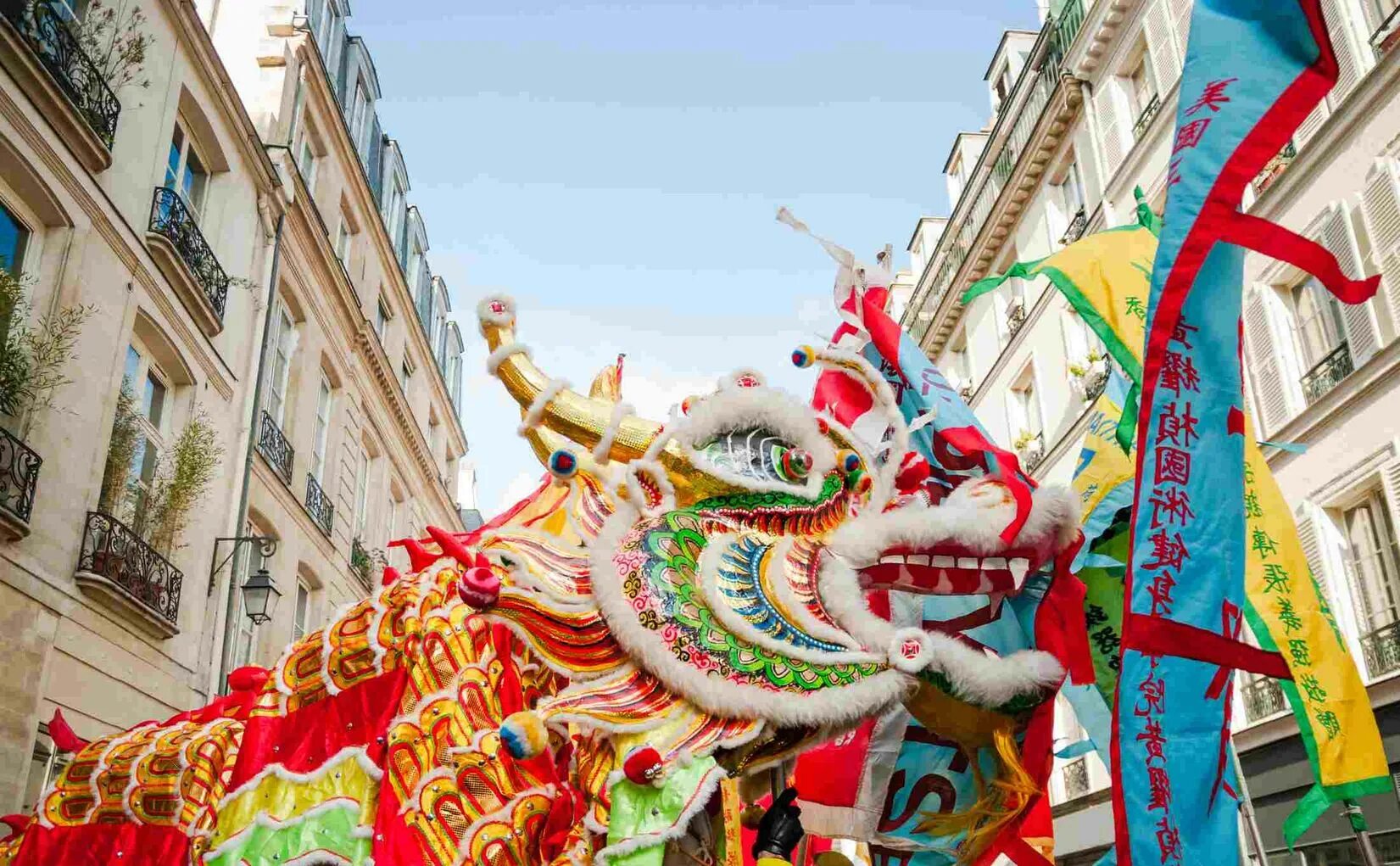Китайский новый год в Париже. Китайский новый год дракон. Китайский новый год в Лондоне. Китайский дракон парад.
