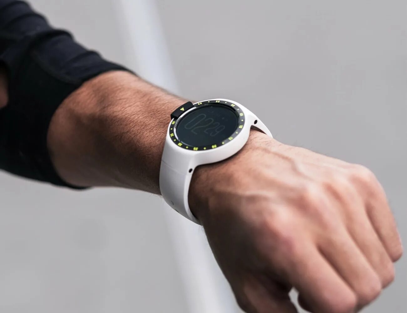 Мод на гаджеты. Ticwatch s. Человека часы 2018. Человек с часами фото. Часы люди в черном.