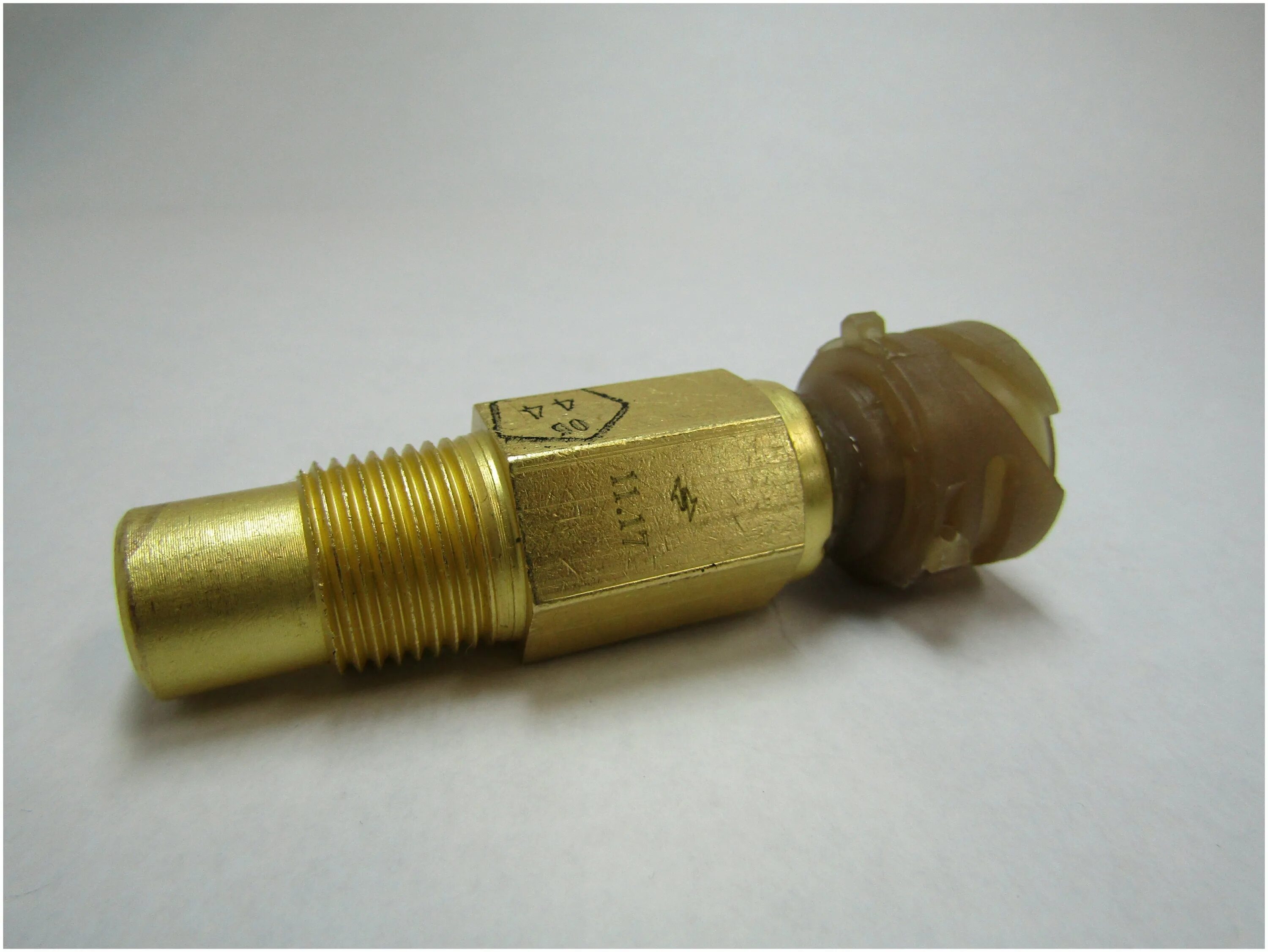 датчик охлаждающей жидкости маз 238. температурный датчик ямз 238. датчик температуры охлаждающей жидкости маз. датчик охлаждения жидкости маз 4370. датчик охлаждения жидкости камаз тм-100а.