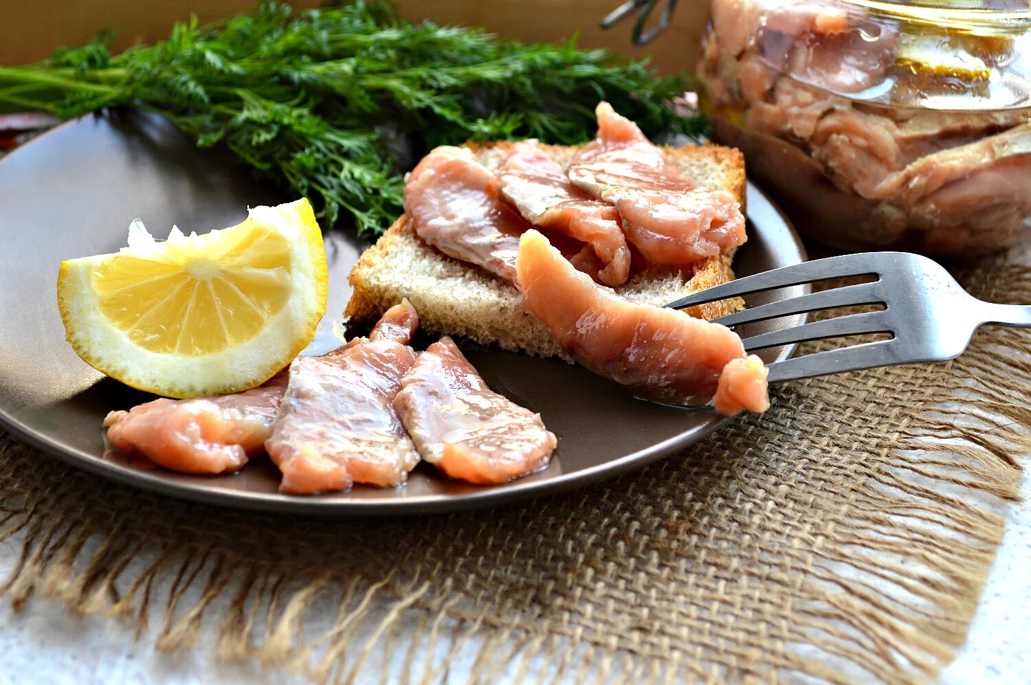 Рецепт горбуши соленой кусочками. Горбуша рыба. Рыба на тарелке. Горбуша соленая. Горбуша вкусная рыба.