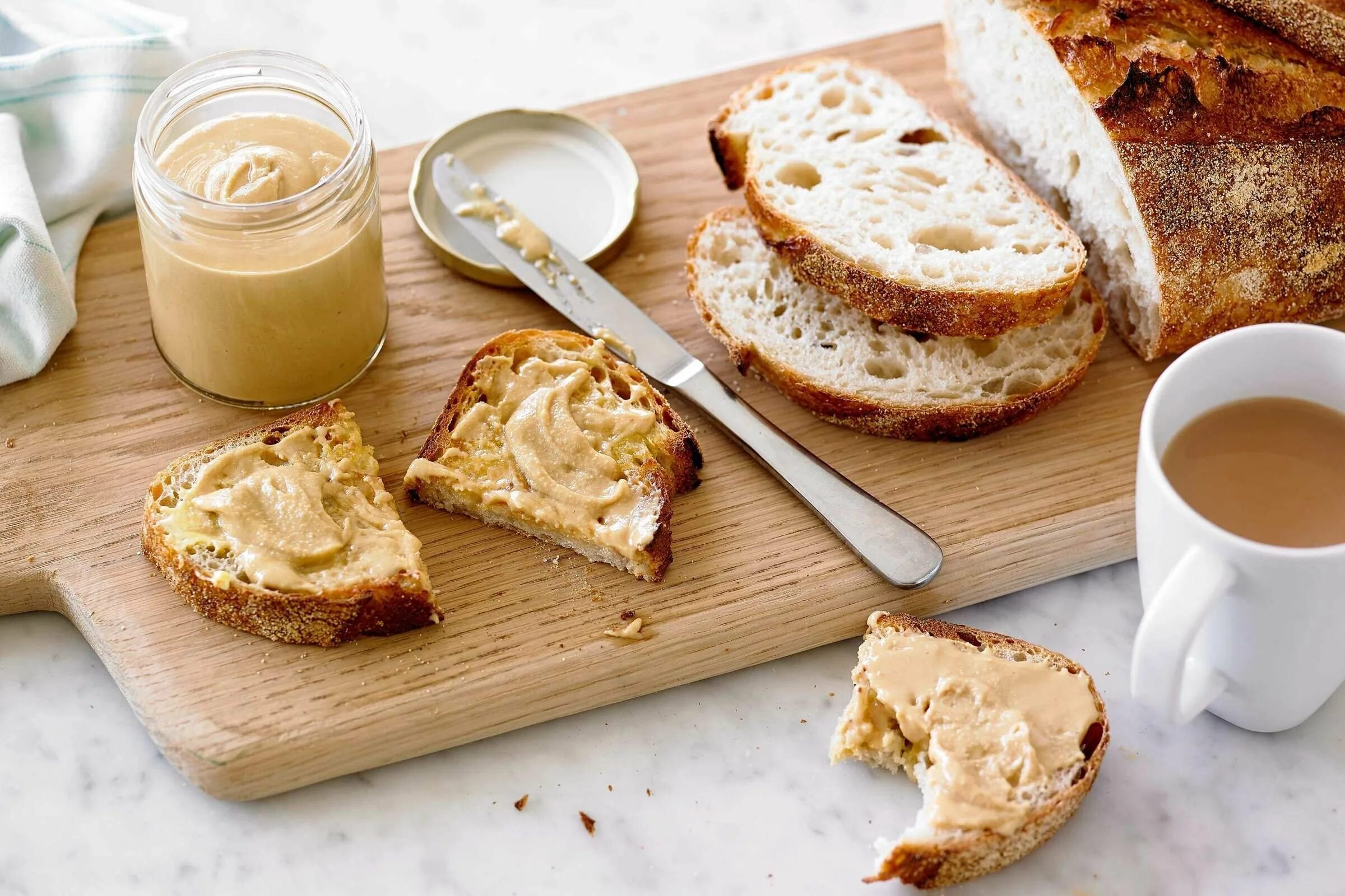 Завтрак с хлебом. Хлеб с маслом на завтрак. Бутерброды с маслом и сыром на завтрак. Хлеб с маслом на завтрак. Бутерброд с арахисовой пастой.