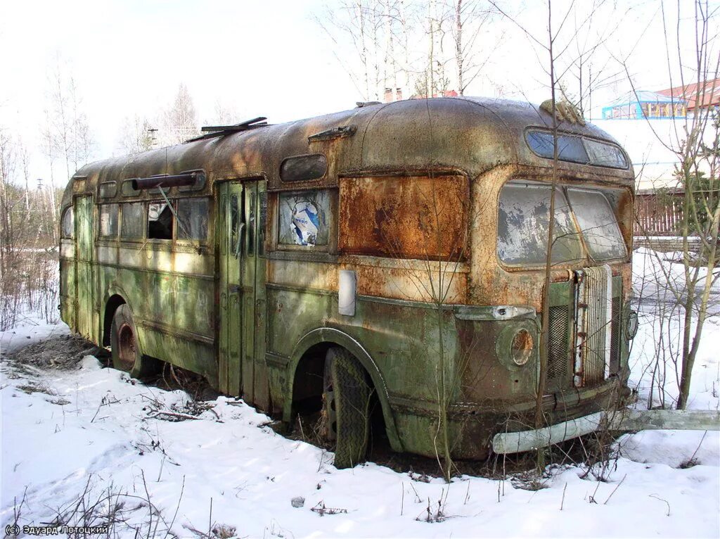 Автобус старый оскол кладбище. Заброшенный автобус. Старый заброшенный автобус. Старые автобусы. Заброшенные автобусы СССР.
