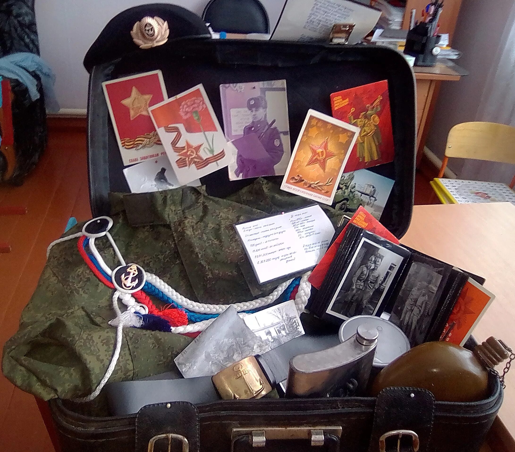 Как оформить боевые. Декорации на военную тематику. Дембельский альбом своими руками. Праздник в стиле милитари. Стенды для зала боевой славы.