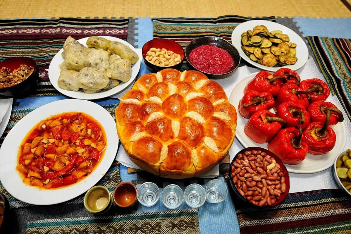 Попробовать национальную кухню. Болгарская кухня. Национальная кухня Болгарии. Болгария нац кухня. Болгары нац кухня.