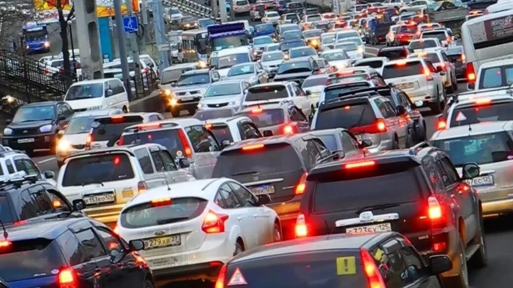 Сильная пробка. Пробка на дороге. автомобили в пробке. красивая автомобильная пробка. поток машин.