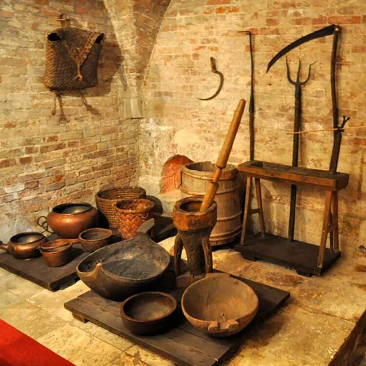Посуда бояр 17 века. Крестьянская посуда 17 века. Посуда бояр 16 века. Старинная кухонная утварь.