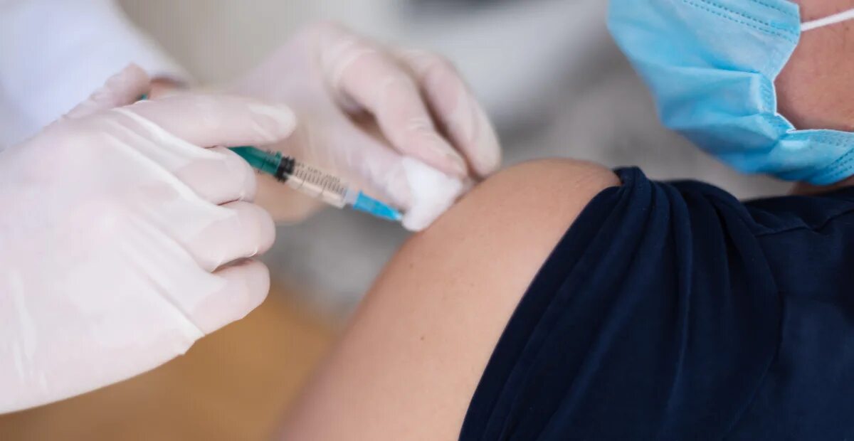 Уколы маленьким детям. Врач делает укол пациенту. Rjkd. 100 уколов больно. 100 уколов больно.