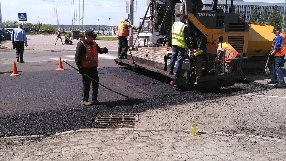 Томск ремонт дорог. Ремонт дорог в Томской области. Ремонт дороги бригада. Дорогая ремонтная бригада.