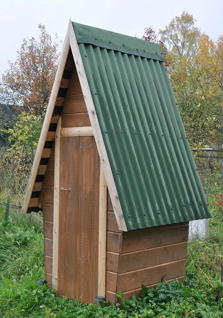 Купить крышу для туалета. Дачный туалет Теремок. Дачный туалет с двускатной крышей. Крыша дачного туалета. Уличный туалет с двускатной крышей\.