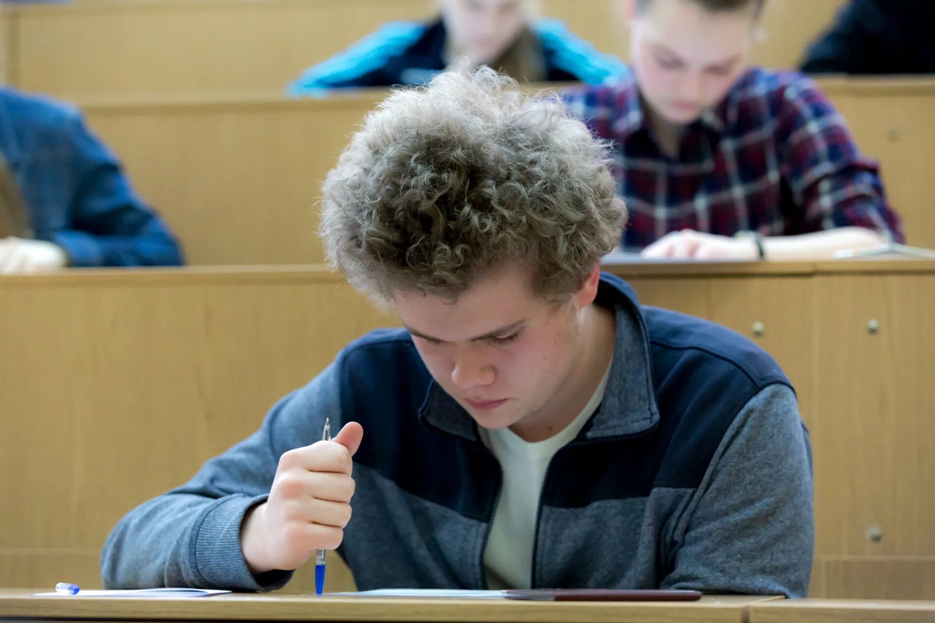 Проблемы студентов в университете. Плохой студент. Плохая успеваемость студента. Успешность студента. Сон на лекции.