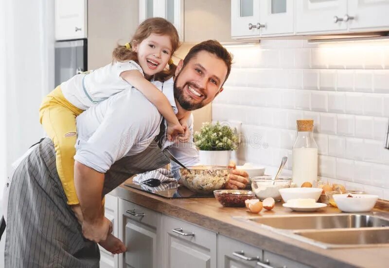 Семья на кухне. Отец на кухне. Папа на кухне фотосессия. Семья обнимается на кухне.