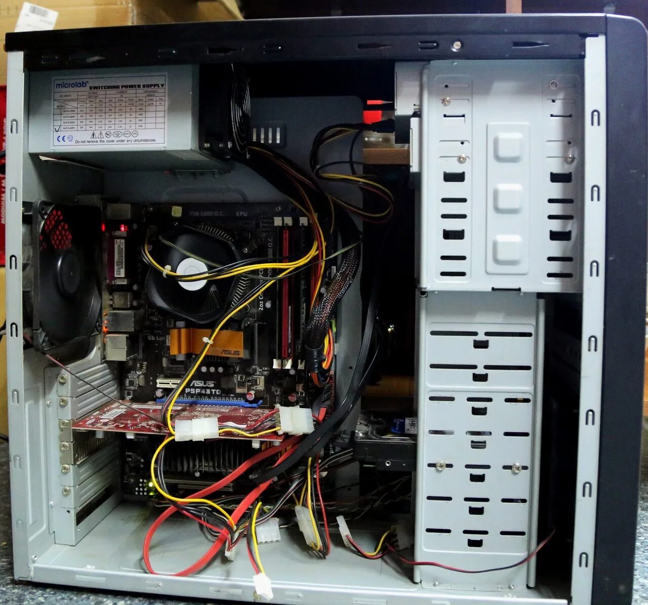 Корпус in win ec021bl miditower. Контакты системного блока. Системный блок colorsit старый. Inwin ba833bk. Компьютерный блок сбоку.