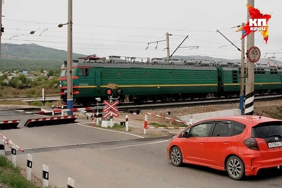 Автобус на жд переезде. Железнодорожный переезд. ЖД шлагбаум. ЖД переезд. Шлагбаум Железнодорожный.