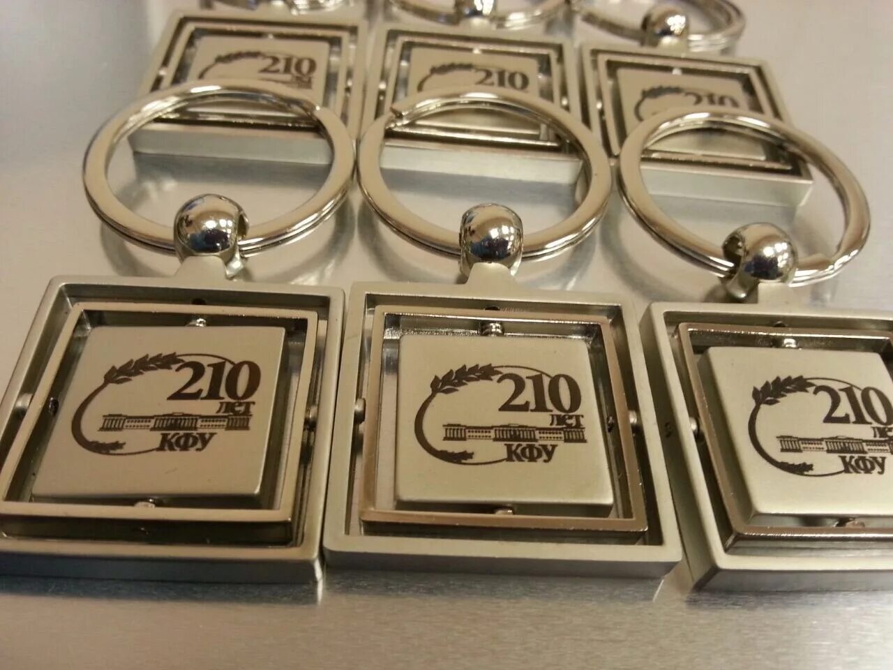 Гравировка изделий. Гравировка по металлу. Гравировка на металле надписи. Деревянные коробочки с гравировкой. Гравировка на металле лазером.