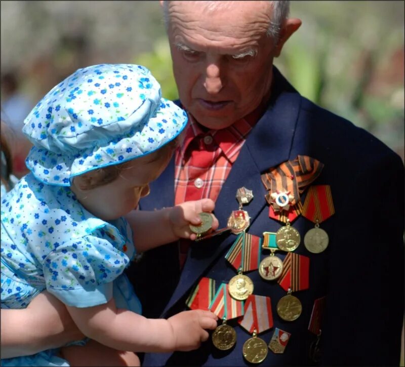 Дедушка ветеран. Дети и ветераны войны. Медаль дедушке. Ветераны с внуками.