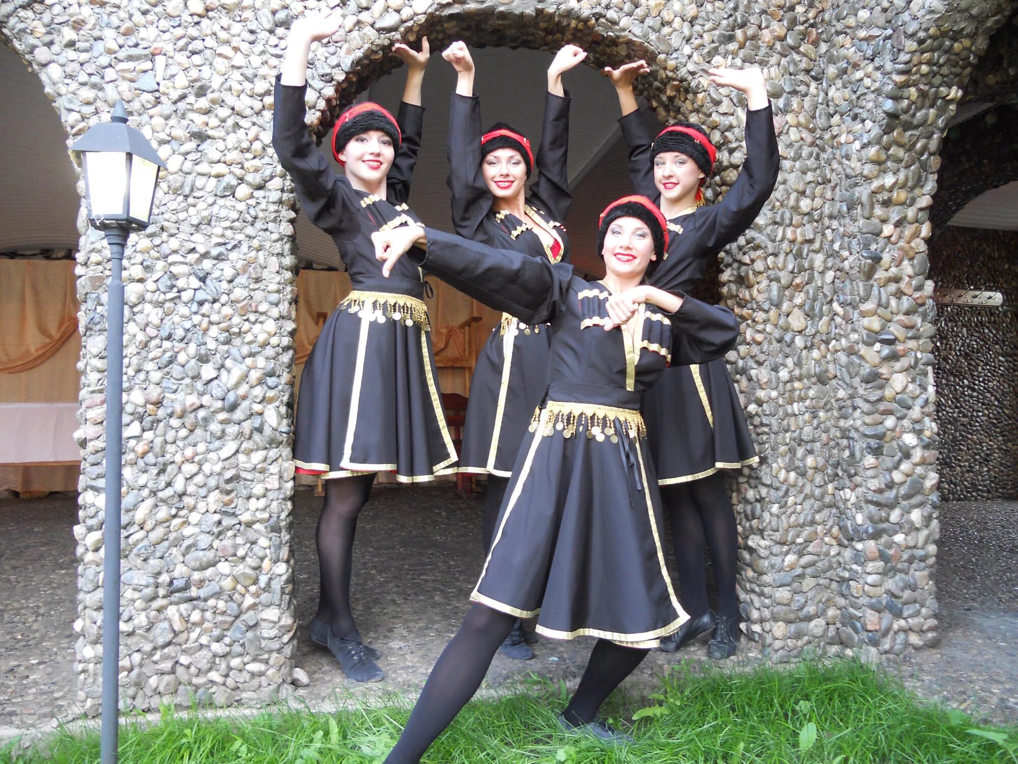 Ансамбль ингушетия лезгинка. Грузинский костюм. Кавказские танцы костюмы. Кавказские танцы костюмы. Батурай ансамбль адыгейский.