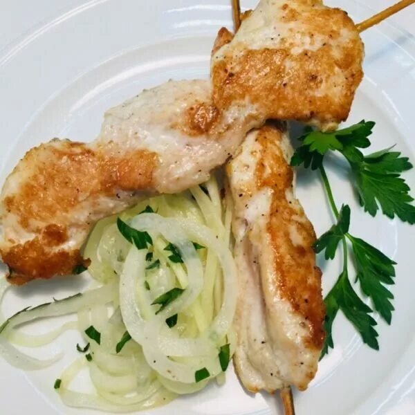 Шашлык куриное филе. Шашлык классический из свинины. Шашлык куриный с пюре. Курица с маринованным луком. Шашлык из свинины на тарелке.