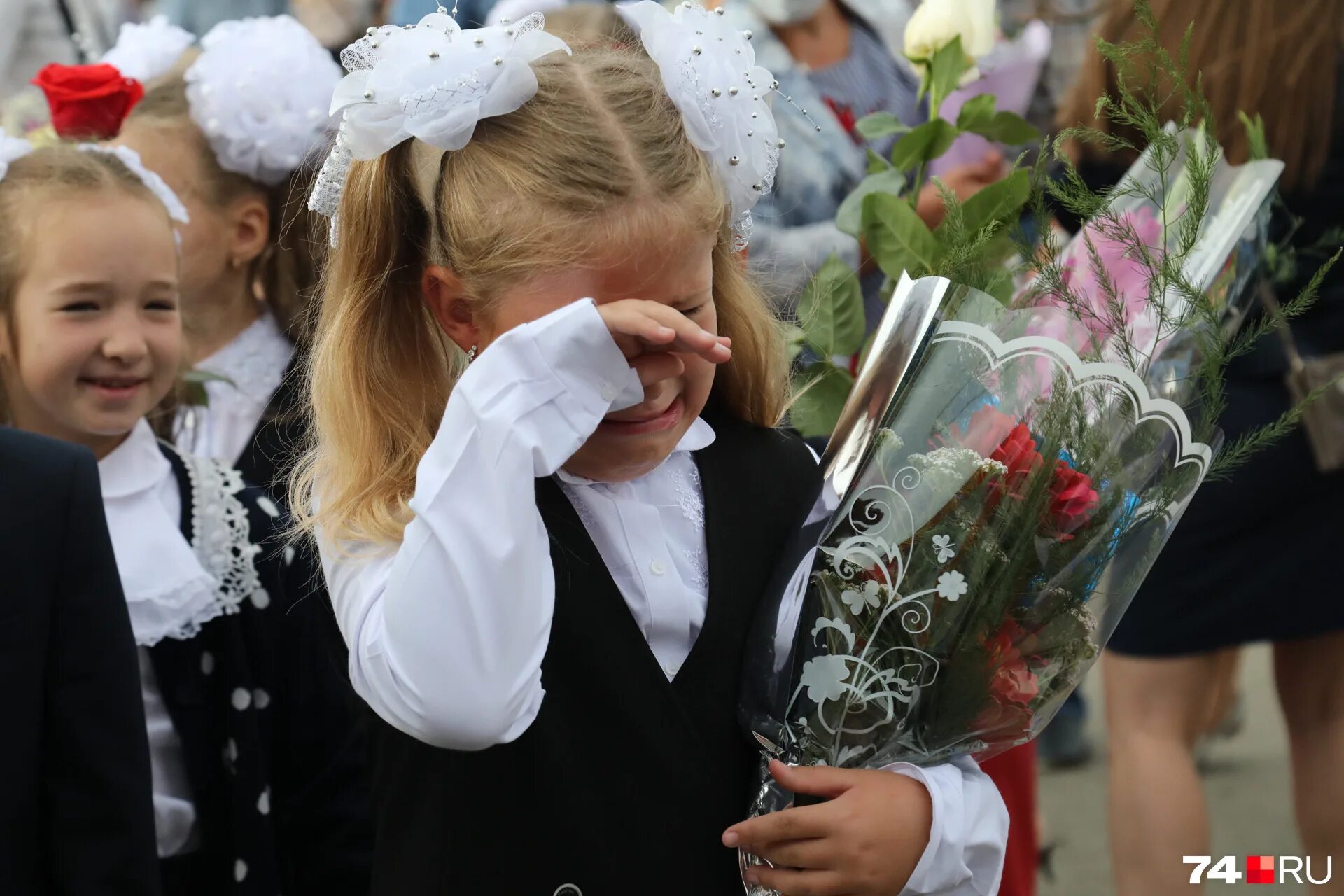 Дети в школу челябинск. Школа 1 Междуреченск. 12 Школа Междуреченск. 26 Школа Междуреченск. 1 Сентября девочка плачет на линейке.