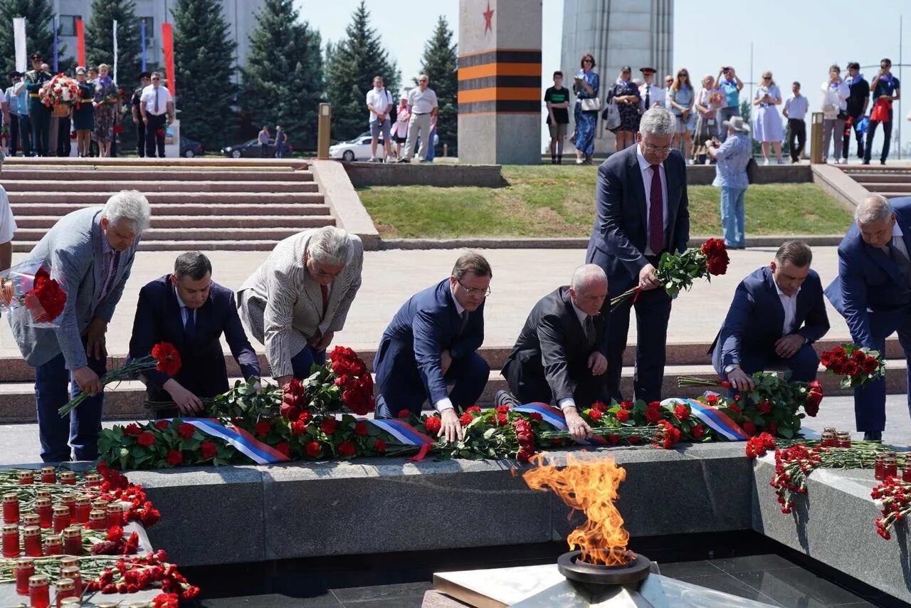 Последний день славы. Вечный огонь Самара площадь славы. Ветераны возлагают цветы к Вечному огню. День памяти и скорби. Дети возлагают цветы к Вечному огню.