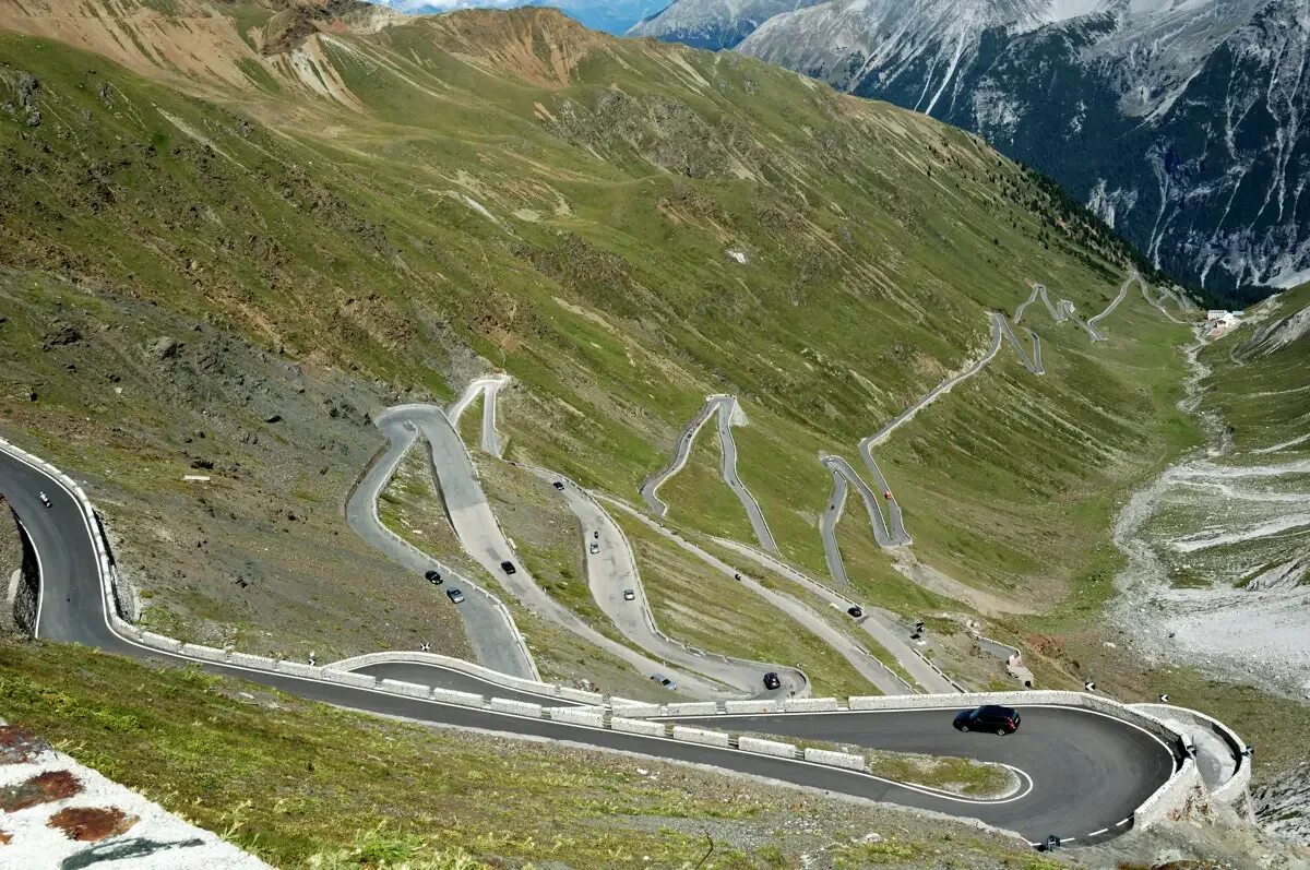 Vista stelvio. Пассо Делло Стельвио. Перевал Стельвио Джиро. Серпантин Пассо Делло Стельвио. Гудаури серпантин.