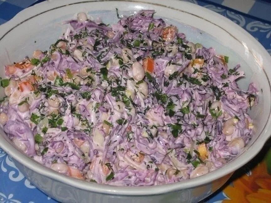 салат с фасолью и пекинской капустой. салат с фасолью консервированной и копченой.