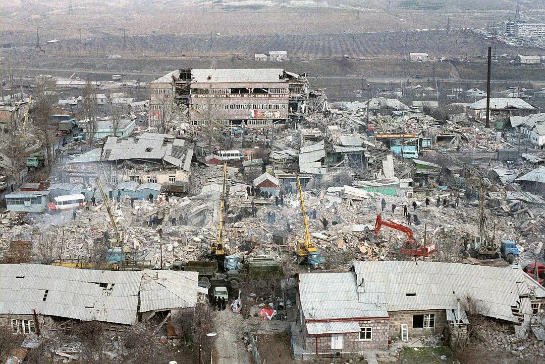 Ереван 1988. Спитак землетрясение 1988. Землетрясение в Армении в 1988 город Ленинакан. Спитак и Ленинакан землетрясение. Город Спитак землетрясение 1988.