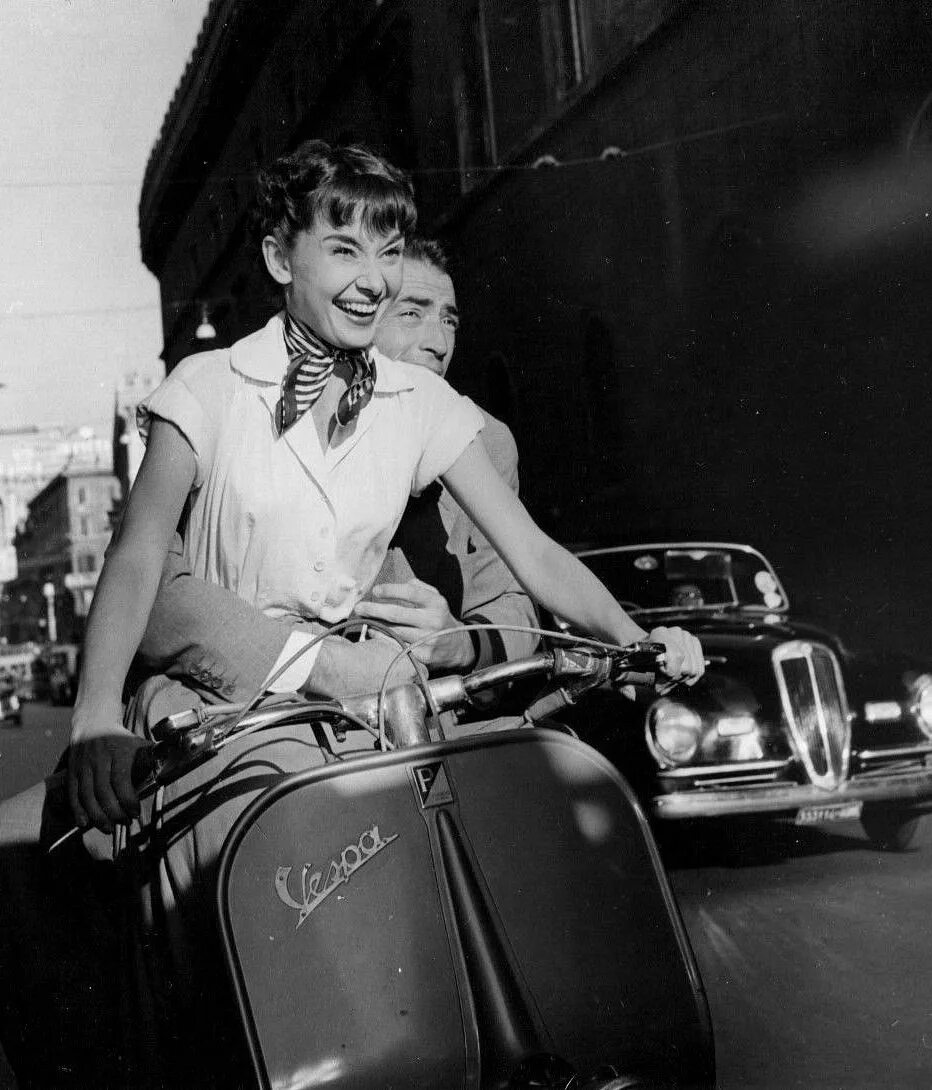 Roman holiday. Одри хэпбёрн римские каникулы. Одри Хепберн римские каникулы. Грегори Пек римские каникулы.